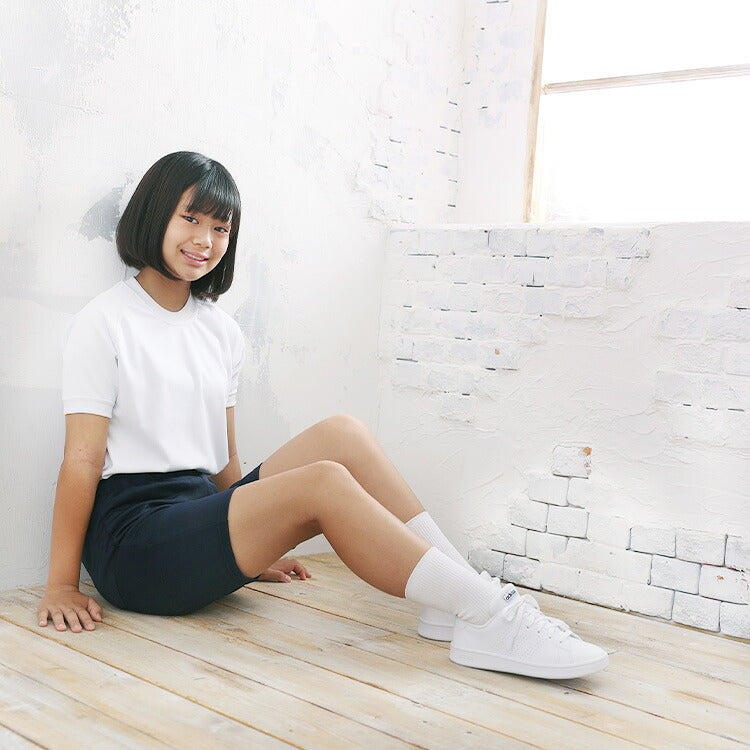 スクールソックスを着用して座る女の子