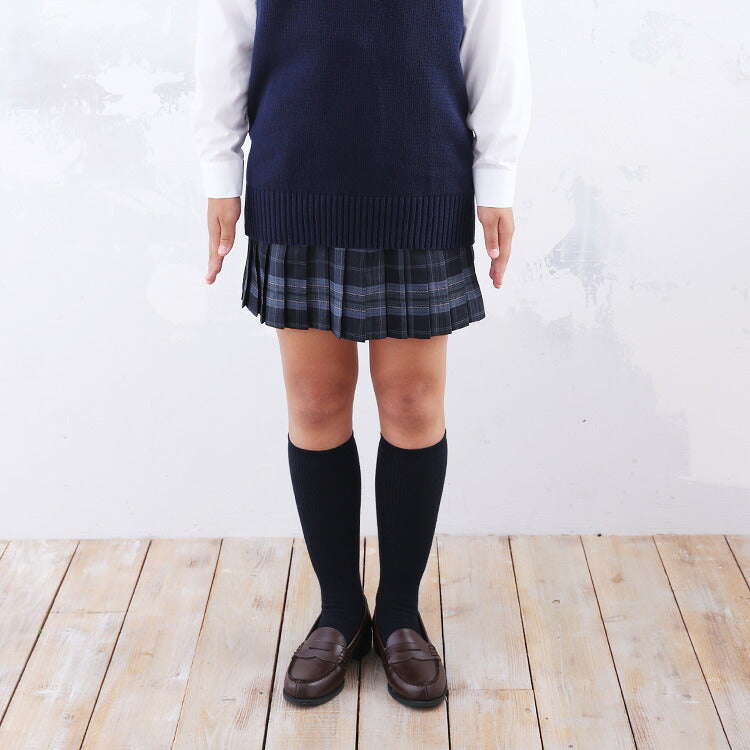 黒のスクールソックスを履いた女の子の膝下の正面