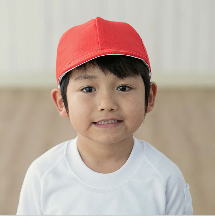 赤白帽子をかぶった男の子の正面