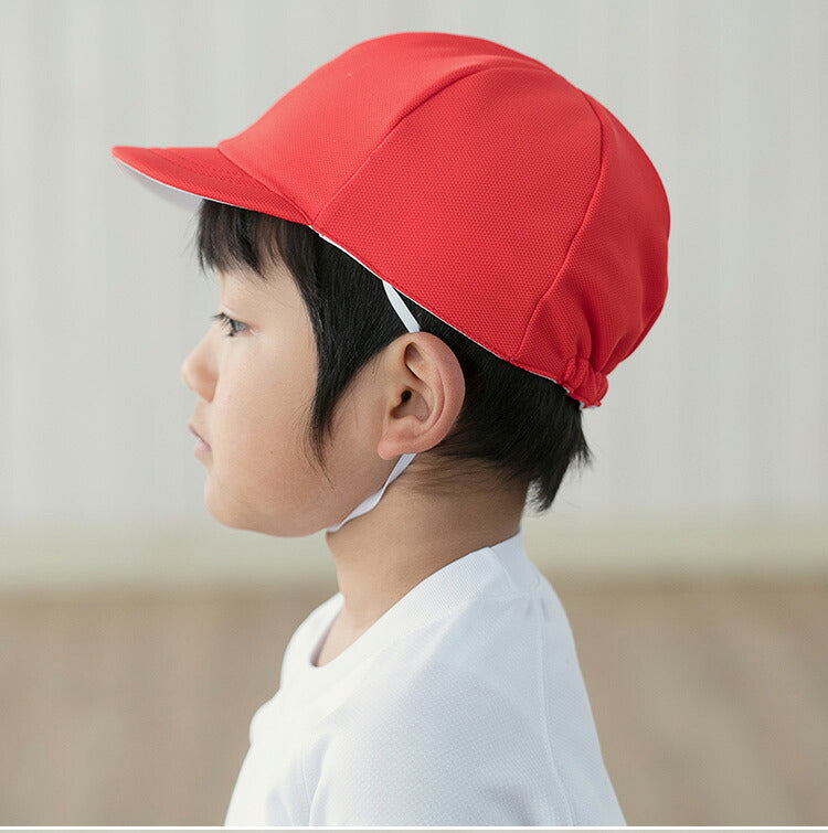 赤白帽子をかぶった男の子の横顔