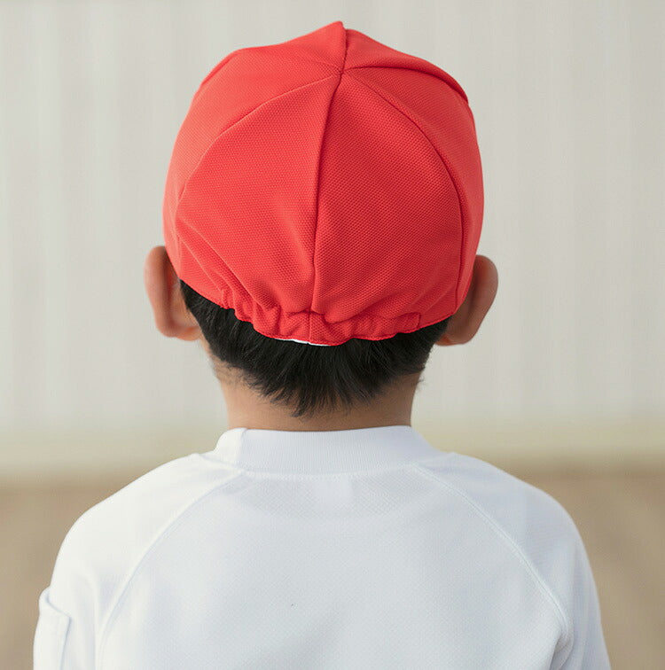 赤白帽子をかぶった男の子の後ろ姿