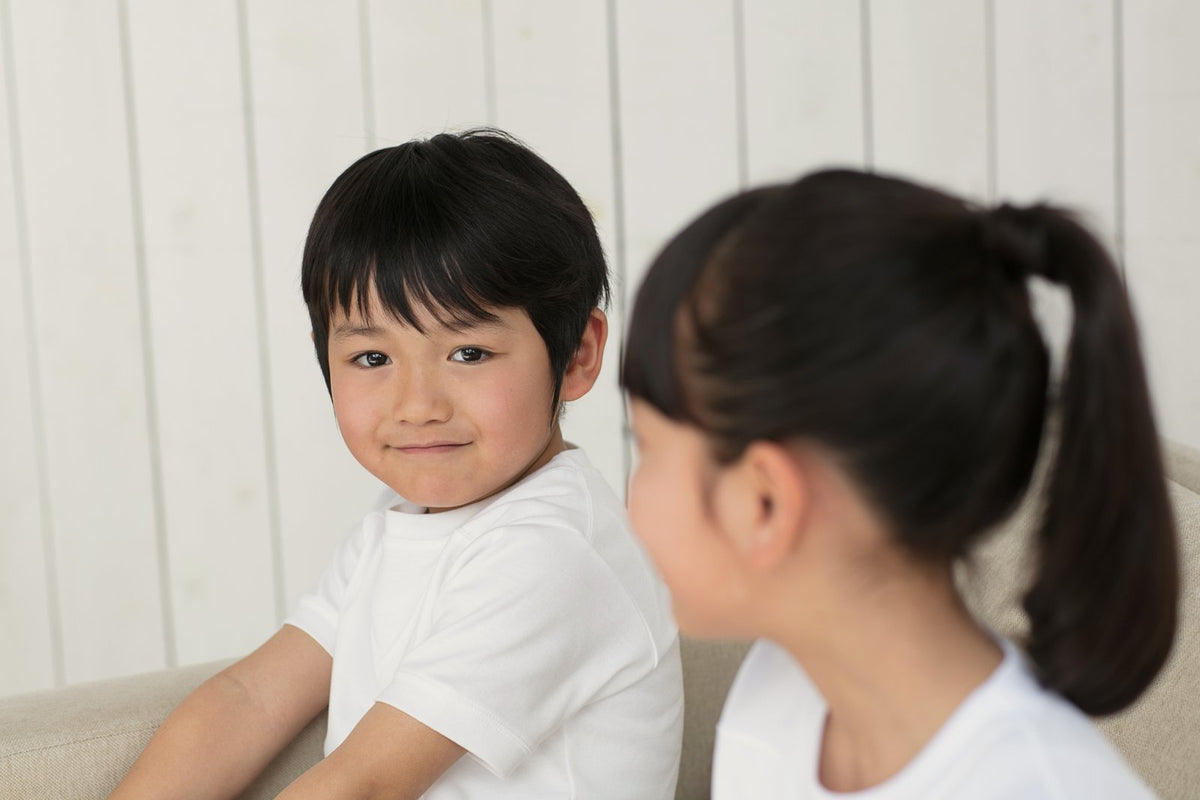 スクールウェアを着た小学生の男の子と女の子