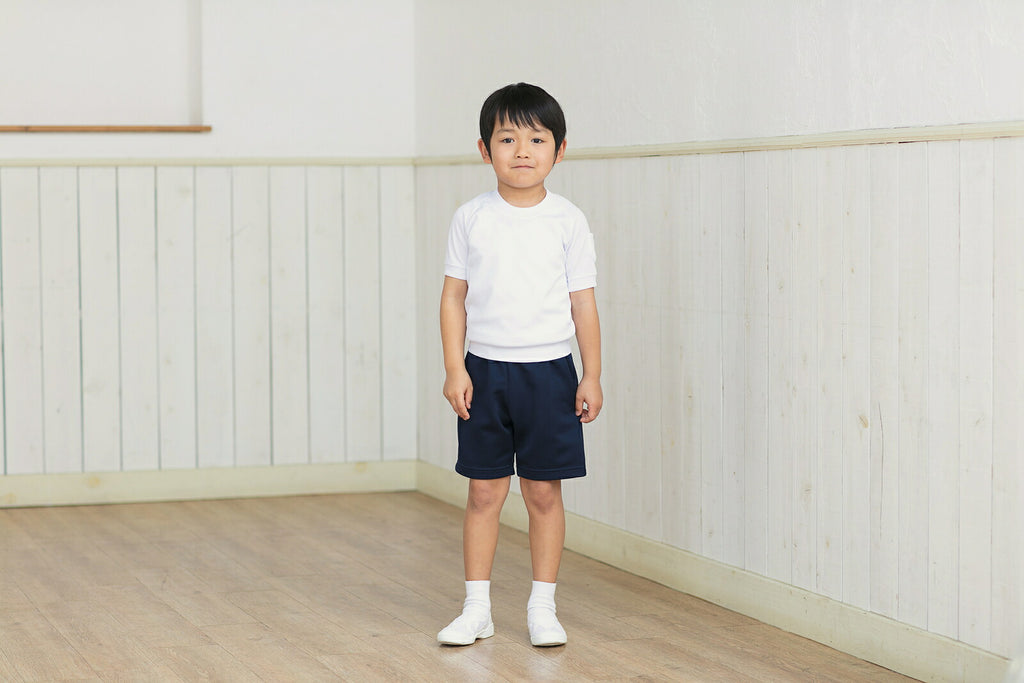 クォーターパンツを着用した男の子の正面