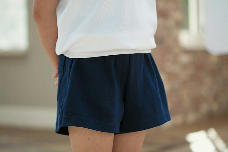 体操服 ショートパンツをはいた着用時の後ろ姿