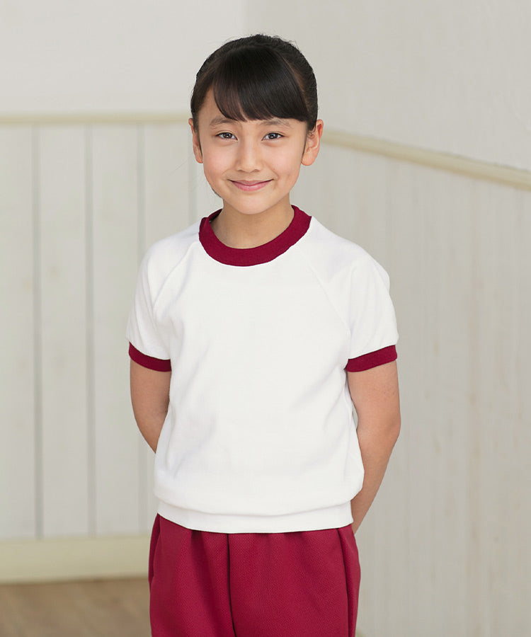 エンジの体操服 半袖を着た女の子