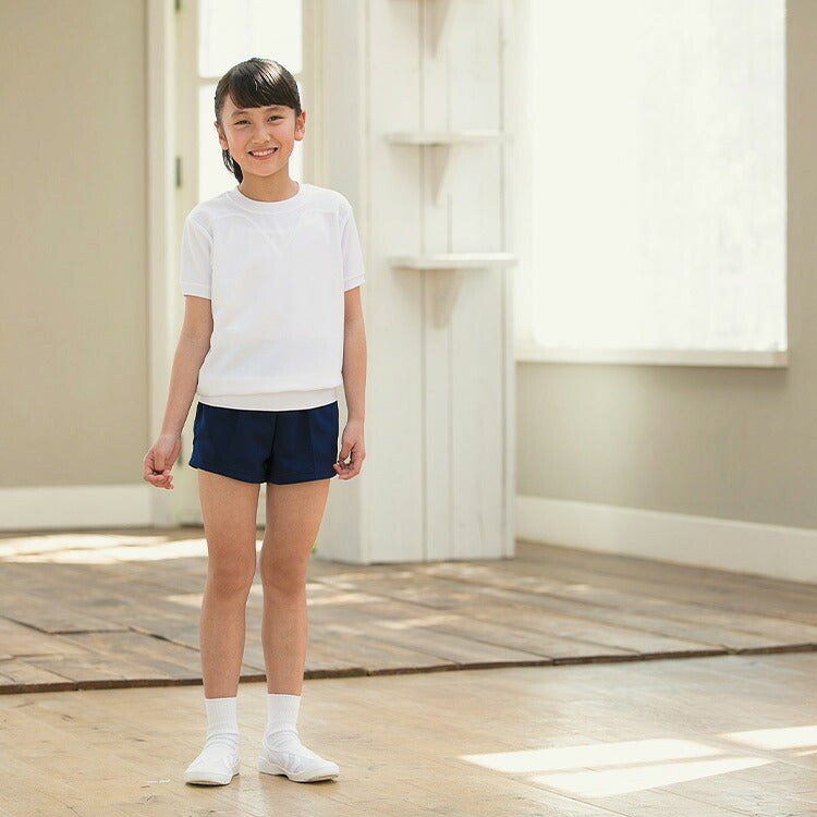 紺の体操服 ショートパンツを着用した女の子の正面
