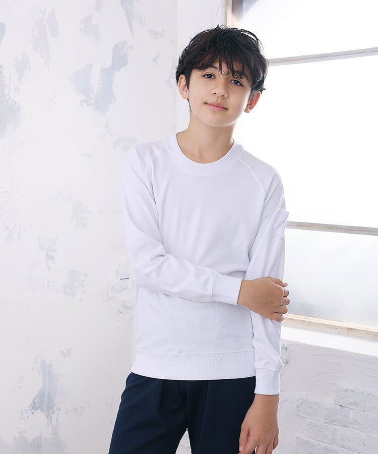 体操服 長袖を着て腕を組む男の子の正面