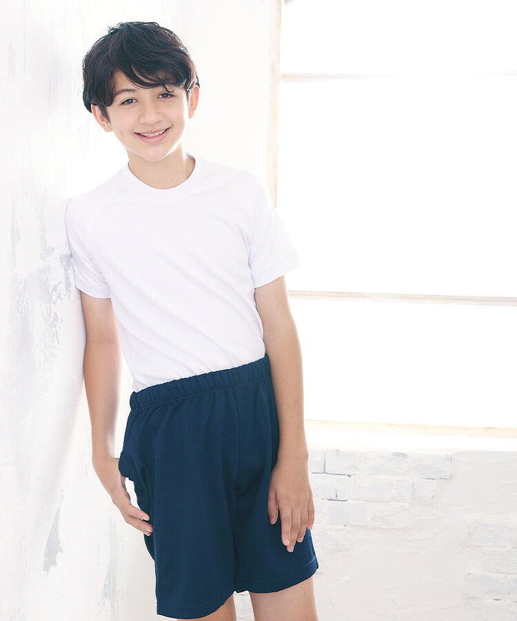 体操服上下セットを着て壁にもたれる男の子