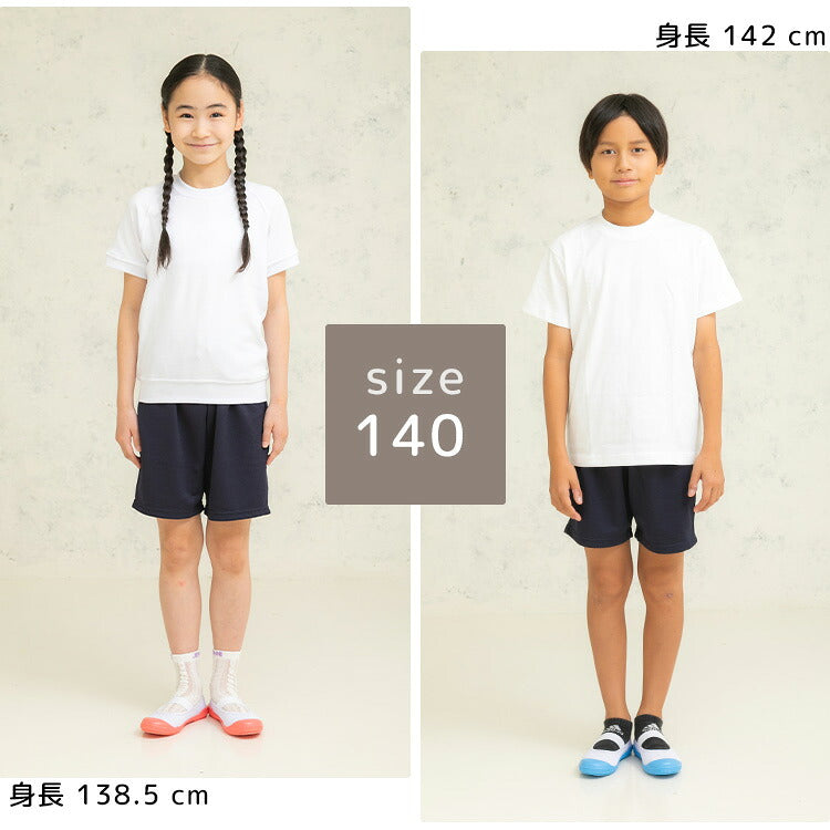 体操服 クォーターパンツを着用した子どもの正面