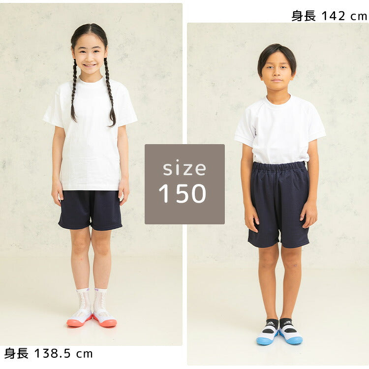 体操服 クォーターパンツを着用した子どもの全身