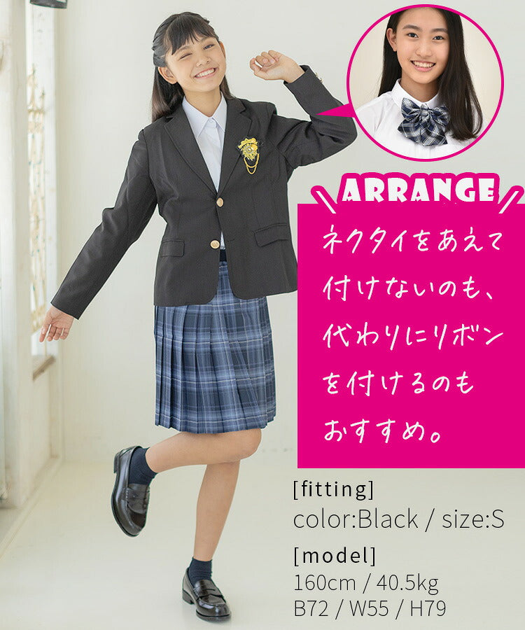 ブラックのブレザーを着た女の子が体をひねるポーズの着用