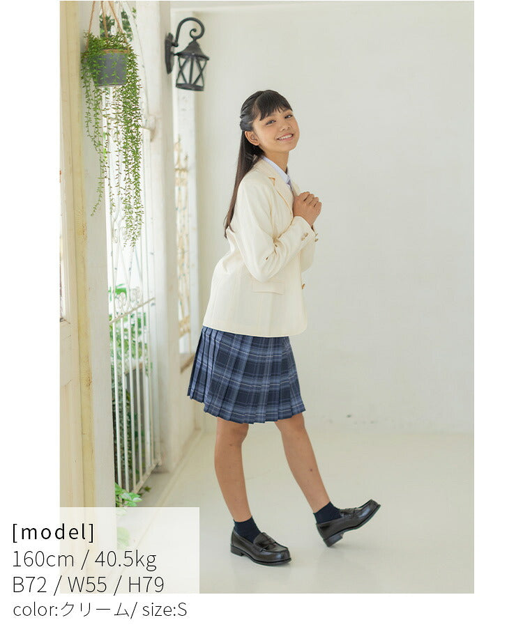 クリームのブレザーを着た女の子の斜め前からの着用