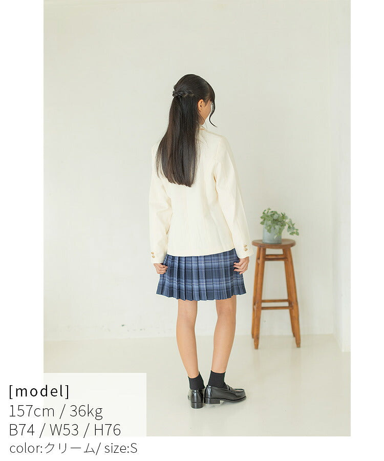 クリームのブレザーを着た女の子の後ろ姿