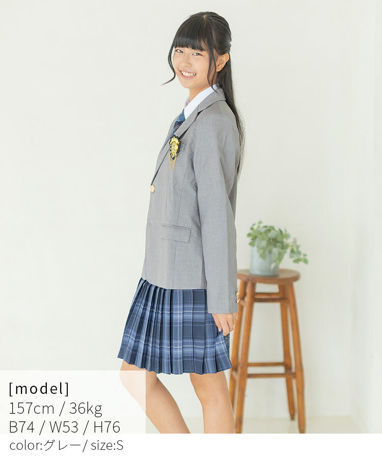 グレーのブレザーを着た女の子の横向きの着用