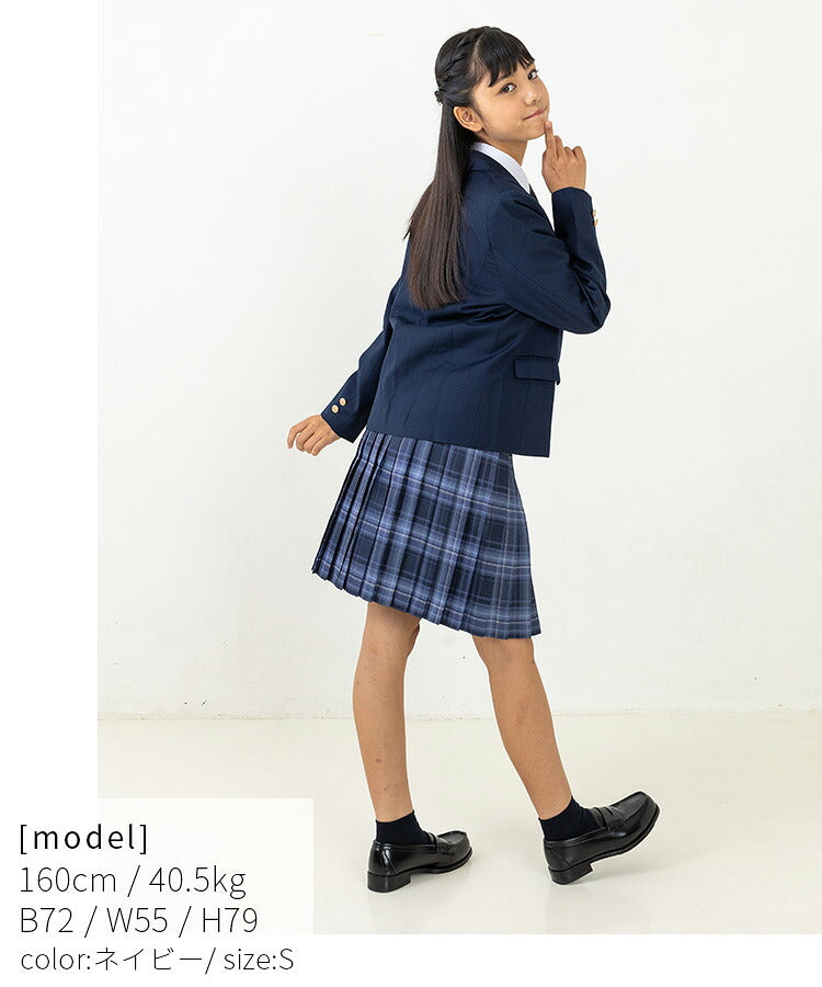 ネイビーのブレザーを着た女の子の横向きの着用
