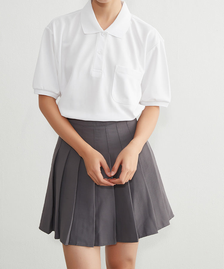 ホワイトの女子ポロシャツを着用した正面
