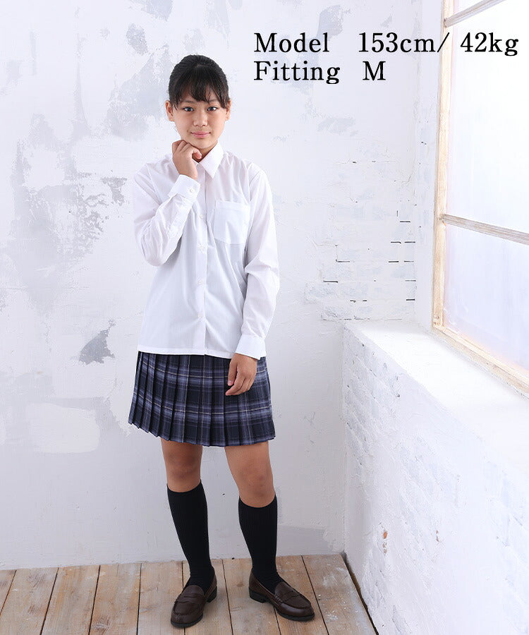 制服スカートを着用した長袖シャツ姿の女の子の全身