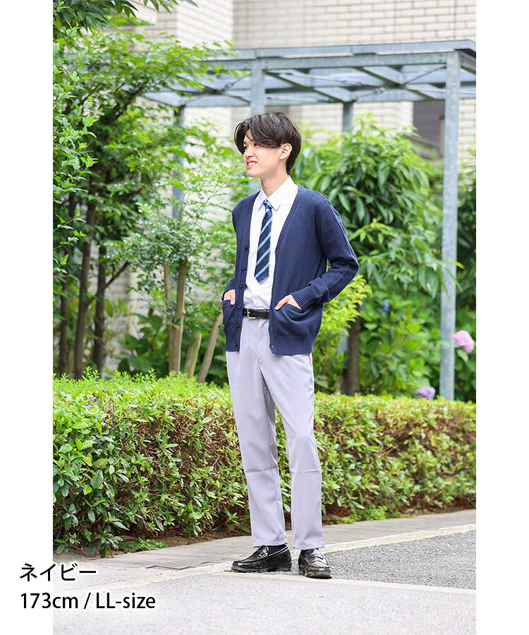 ネイビーの男子 スクールカーディガンのポケットに手を入れた全身