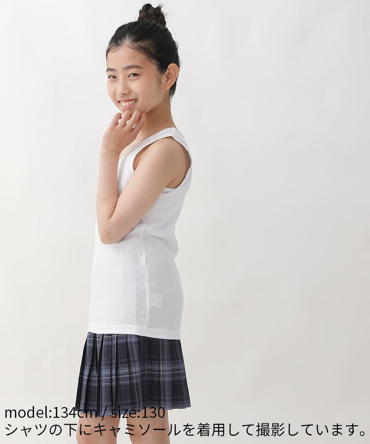 女の子用タンクトップ肌着を着た女の子の横向き