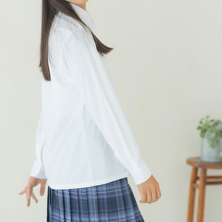 女子 ニットシャツ 長袖を着た女の子の横向き