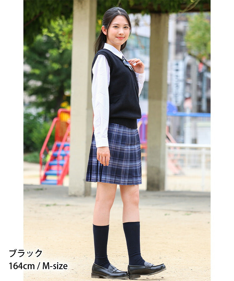 ブラックのスクールベストを着た女の子の横向きの全身