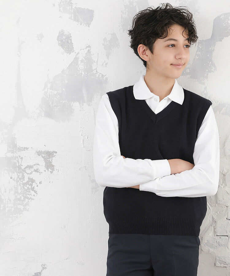 キッズ スクールベストを着て腕を組む男の子