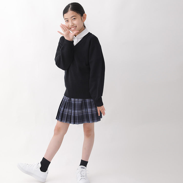スクールセーターを着てポーズをとる女の子
