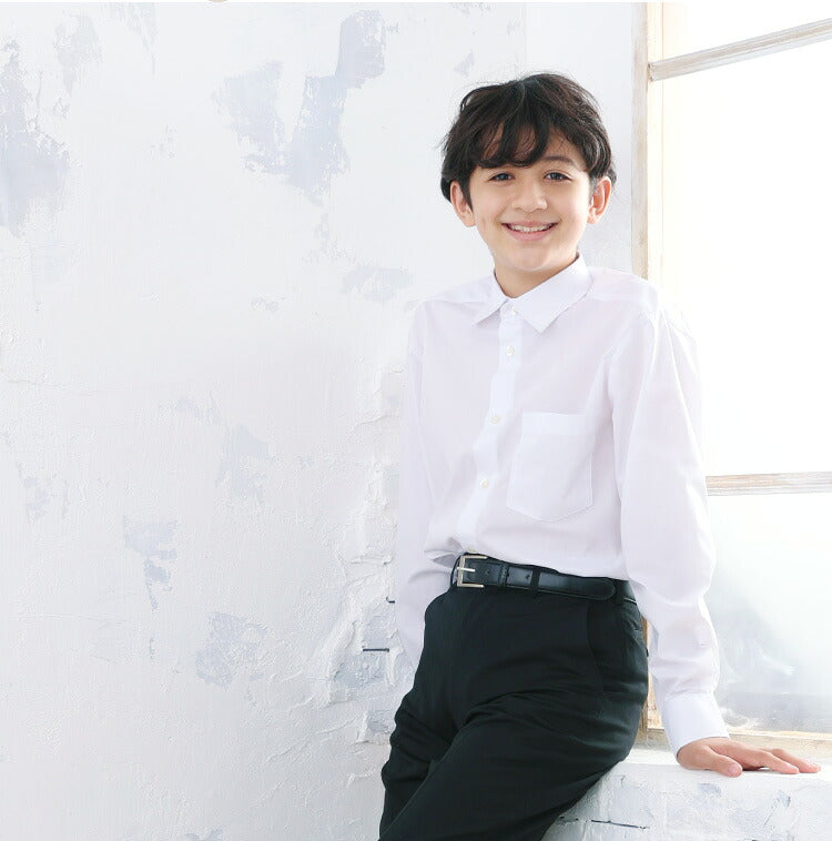 男子 長袖スクールシャツを着て窓辺に座る男の子