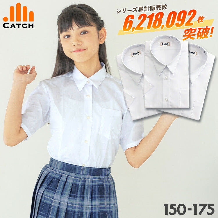 女子 スクールシャツを着た女の子と、重ねた3枚のシャツ