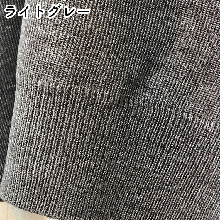 ライトグレーのキッズ スクールセーターの袖口